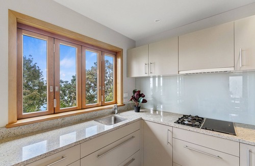 Auckland Region Cabaña | Beachside Luxury - Laingholm Holiday Apartment