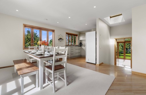 Auckland Region Cabaña | Beachside Luxury - Laingholm Holiday Apartment