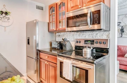 Virginia Beach Casa | Beachside Retreat: 2BR Luxury Condo King Bed