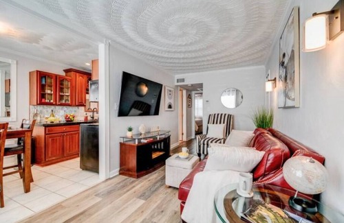 Virginia Beach Casa | Beachside Retreat: 2BR Luxury Condo King Bed