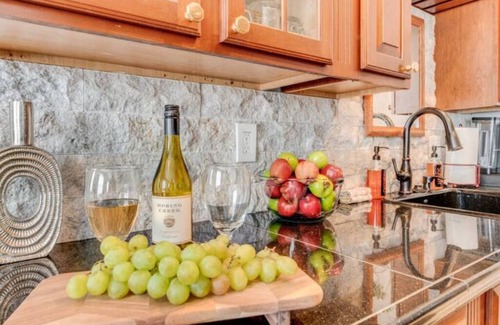 Virginia Beach Casa | Beachside Retreat: 2BR Luxury Condo King Bed