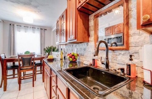 Virginia Beach Casa | Beachside Retreat: 2BR Luxury Condo King Bed