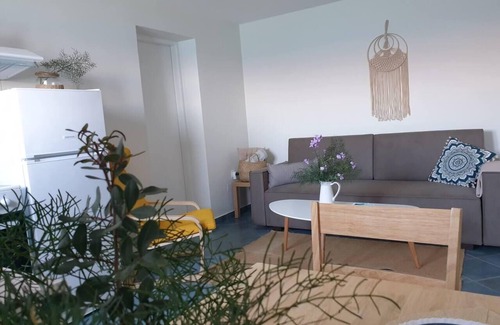 Mirties Apartamento | Beachside Retreat - Sleeps 4, Terrace & Views