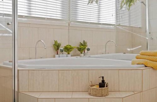 Tootgarook Casa | Beachside SandDunes Villa Waterslide Gas Heat Pool
