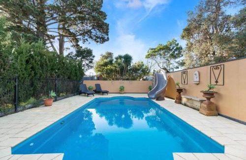 Tootgarook Casa | Beachside SandDunes Villa Waterslide Gas Heat Pool