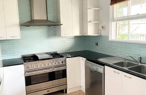 Mona Vale Casa | Beachside townhouse at Mona Vale beach, spacious and modern, footsteps to beach