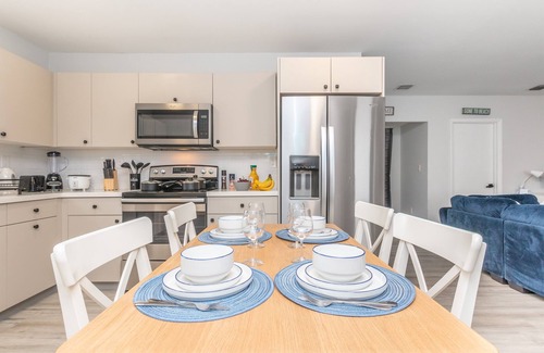 Poinciana Park Casa | Beachside w/Parking - Las Olas, Airport, Port Evg