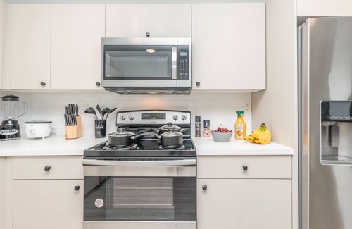 Poinciana Park Casa | Beachside w/Parking - Las Olas, Airport, Port Evg