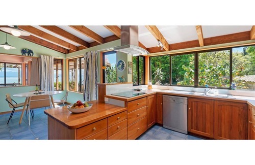 Tahunanui Casa | BeachView Retreat Holiday Home
