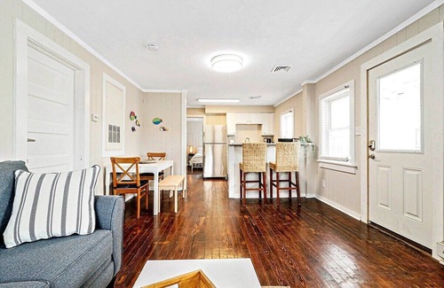 Northeast Virginia Beach Apartamento | Beachwalk #2, 8 minute walk to the Beach!