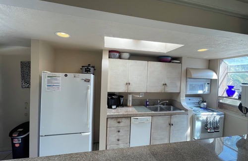 Mission Beach Cabaña | Beachy 2-bedroom, 2-bath Cottage in Mission Beach San Diego- 20 steps to Ocean