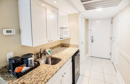 Litchfield by the Sea Apartamento | Beachy 5th Floor Oceanfront Room