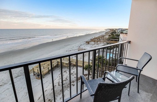 Litchfield by the Sea Apartamento | Beachy 5th Floor Oceanfront Room