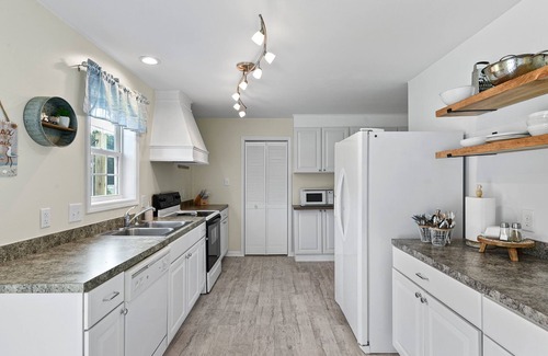 Milton Casa | Beachy Bliss - Peaceful, Cute & Poolside!