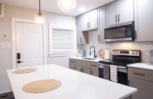Gulfport Cabaña | Beachy Chic Cottage 2