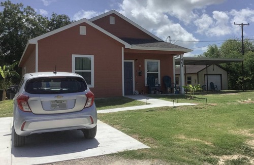 Long Mott Casa | Beachy Keen Cottage on XL lot with Fire Circle, 1.5 blocks from Bayfront & Pier