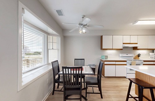 Buxton Casa | Beachy townhouse with pool acces, washer/dryer, fast WiFi, AC & ocean views