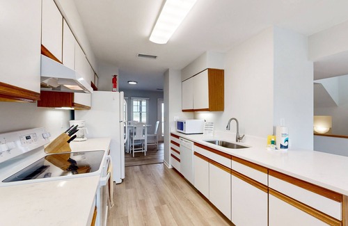 Buxton Casa | Beachy townhouse with pool acces, washer/dryer, fast WiFi, AC & ocean views