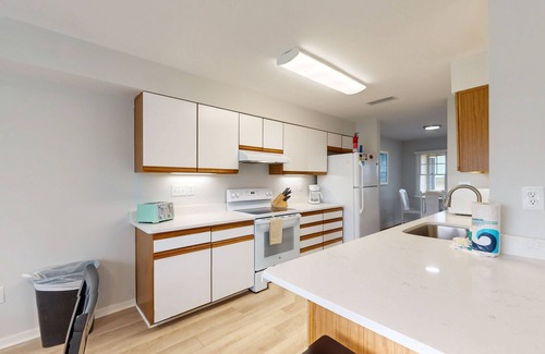 Buxton Casa | Beachy townhouse with pool acces, washer/dryer, fast WiFi, AC & ocean views
