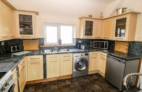 Cemaes Bay Cabaña | BEACON COTTAGE, admite mascotas, con un jardín en Cemaes Bay, Ref 988078