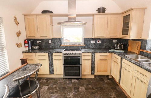 Cemaes Bay Cabaña | BEACON COTTAGE, admite mascotas, con un jardín en Cemaes Bay, Ref 988078