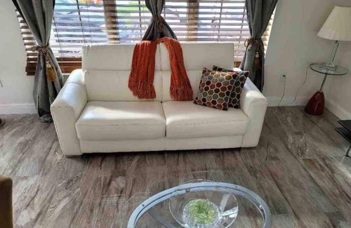 Miramar Cabaña | Beale Cottage! 2 Bedroom 1 Bathroom, Full Kitchen
