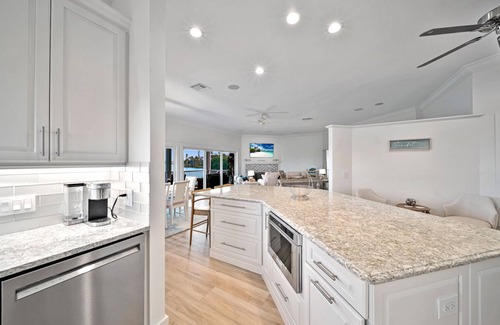 The Dunes Casa | Bean & Bubs Shell Shack: Luxurious & Private Pool Home with Lake & Golf Views