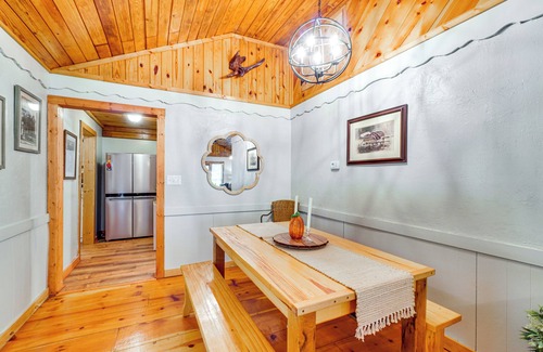 Townsend Cabina | 'Bear Acres Getaway' Cabin w/ Deck in Townsend!