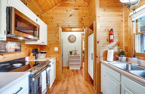 Townsend Cabina | 'Bear Acres Getaway' Cabin w/ Deck in Townsend!