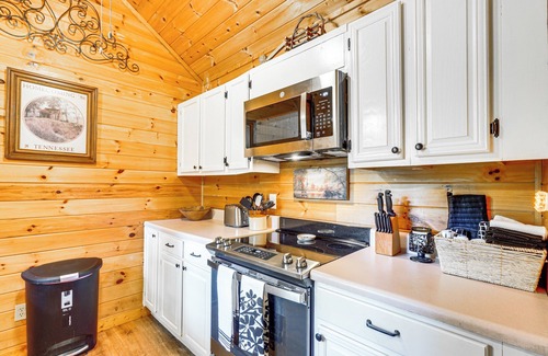 Townsend Cabina | 'Bear Acres Getaway' Cabin w/ Deck in Townsend!
