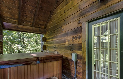 Tellico Plains Cabina | Acogedora cabaña de madera con bañera de hidromasaje, cabina de oso
