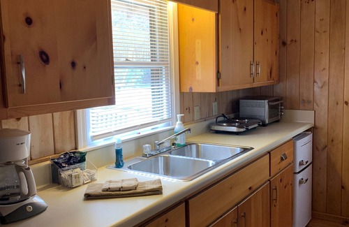Rabun Gap Cabina | Bear Cave Cabin is perched on a hilltop overlooking Valley Springs lake