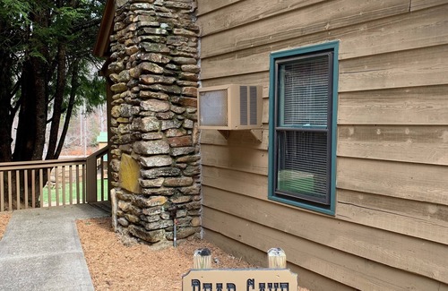 Rabun Gap Cabina | Bear Cave Cabin is perched on a hilltop overlooking Valley Springs lake