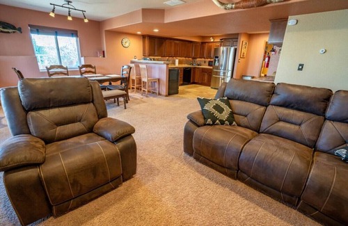 Colorado Springs Condominio | Bear Creek Lodge - Hot Tub - King Bed - Close to Everything