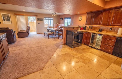 Colorado Springs Condominio | Bear Creek Lodge - Hot Tub - King Bed - Close to Everything