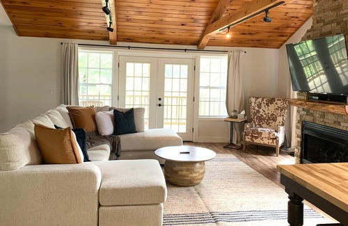 Hendersonville Cabina | Bear Crossing- Exciting Adventure Ahead! Pets Welcome - Hiking!