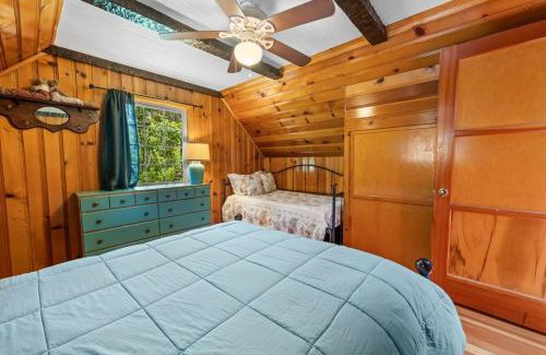 Peter Pan Casa | Bear Cub Cabin with Hot Tub, Outdoor Patio w BBQ!