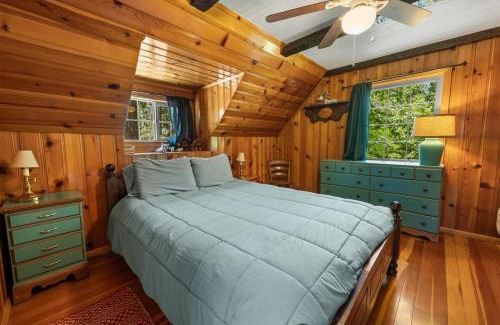 Peter Pan Casa | Bear Cub Cabin with Hot Tub, Outdoor Patio w BBQ!