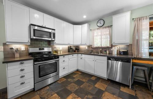Peter Pan Casa | Bear Cub Cabin with Hot Tub, Outdoor Patio w BBQ!