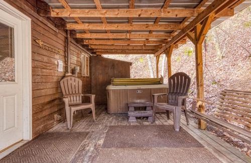 Sevierville Casa | Bear Den, Hot Tub, Cozy Cabin Retreat in the Smokies Comfort & Fun for All