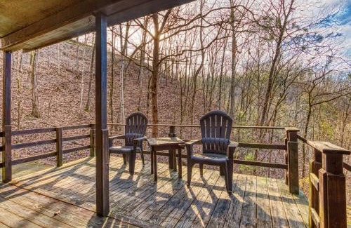 Sevierville Casa | Bear Den, Hot Tub, Cozy Cabin Retreat in the Smokies Comfort & Fun for All