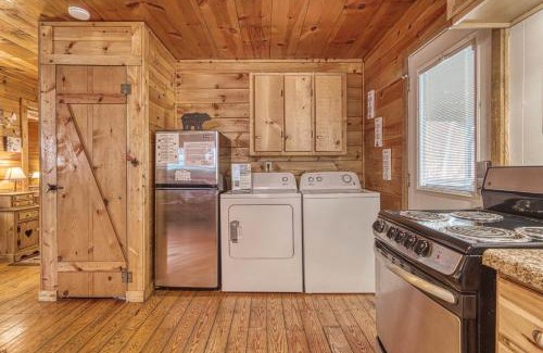 Sevierville Casa | Bear Den, Hot Tub, Cozy Cabin Retreat in the Smokies Comfort & Fun for All