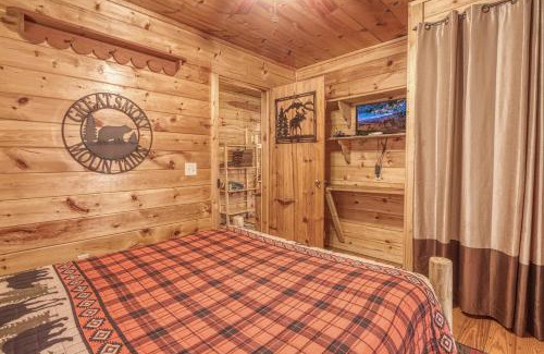 Sevierville Casa | Bear Den, Hot Tub, Cozy Cabin Retreat in the Smokies Comfort & Fun for All