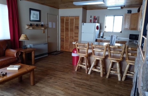 Cripple Creek Casa | Bear Foot Getaway: Secluded Cabin in Aspens, deck, Hot Tub, 6Mi to Cripple Creek