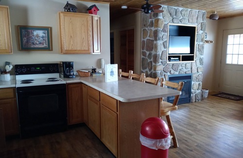 Cripple Creek Casa | Bear Foot Getaway: Secluded Cabin in Aspens, deck, Hot Tub, 6Mi to Cripple Creek