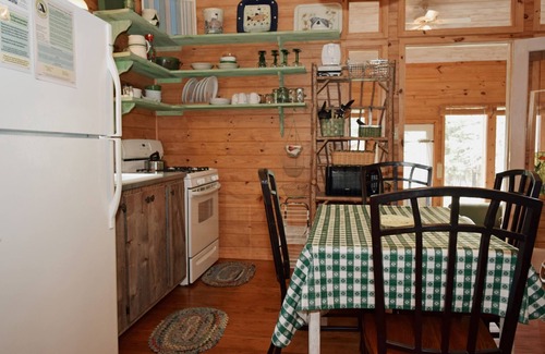 Red River Cabina | Bear Hugs - SECLUSION - Cozy Cottage - Free WiFi - Rustic Decor - Country Style