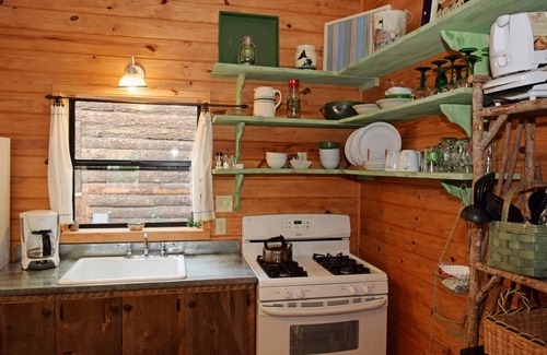 Red River Cabina | Bear Hugs - SECLUSION - Cozy Cottage - Free WiFi - Rustic Decor - Country Style