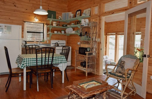 Red River Cabina | Bear Hugs - SECLUSION - Cozy Cottage - Free WiFi - Rustic Decor - Country Style