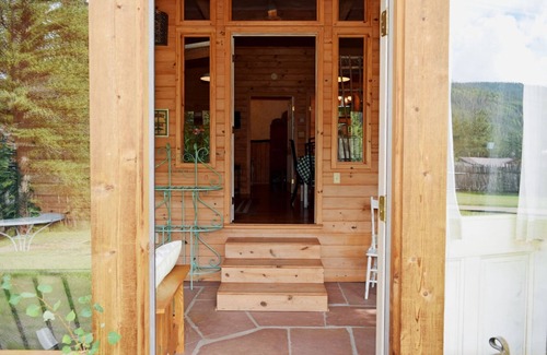Red River Cabina | Bear Hugs - SECLUSION - Cozy Cottage - Free WiFi - Rustic Decor - Country Style