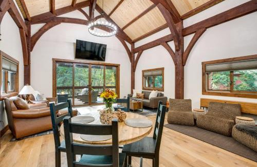 Sutter Creek Casa | Bear Lodge Waterfront Cabin with Level 2 EV Charger